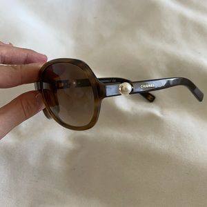 Chanel sunglasses. Collection Perle